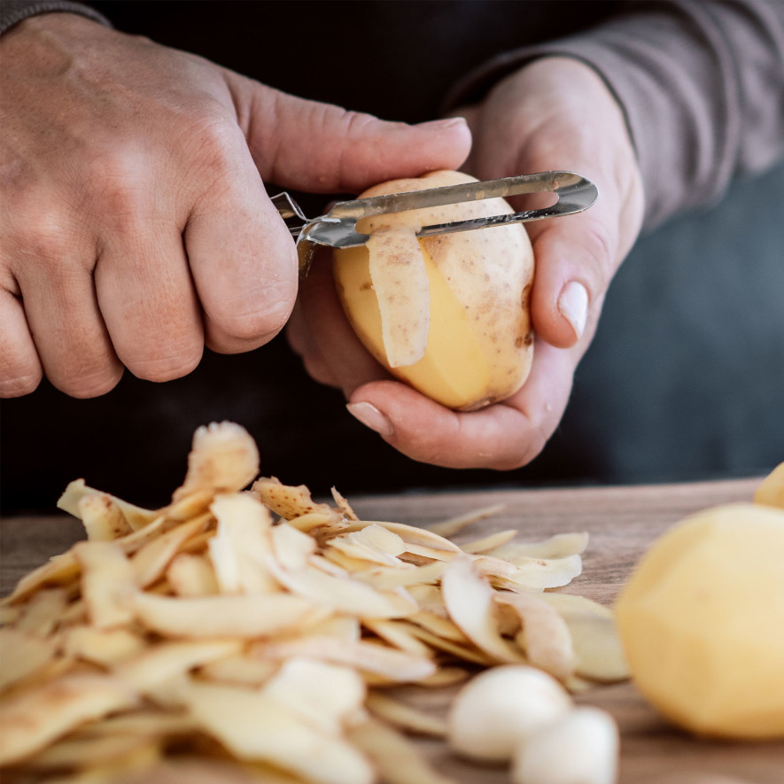 Skalar potatis med enkel potatisskalare från Jonas of Sweden