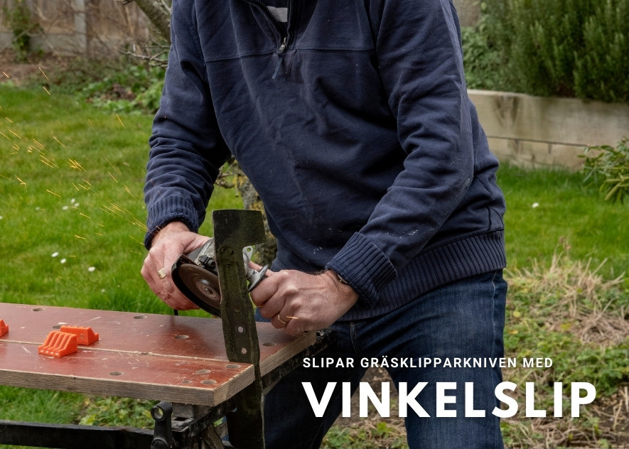 Använder vinkelslipen på gräsklipparkniv